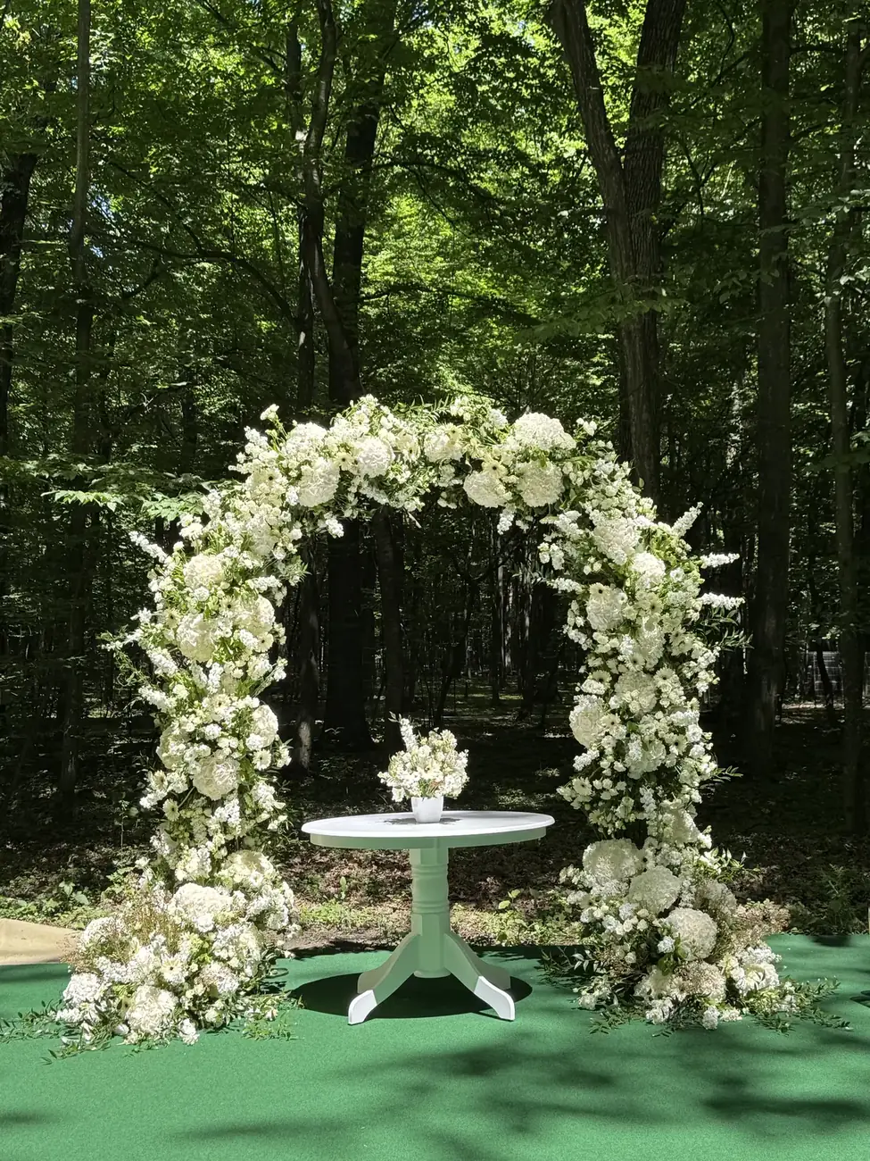 Arcada florală albă în pădure