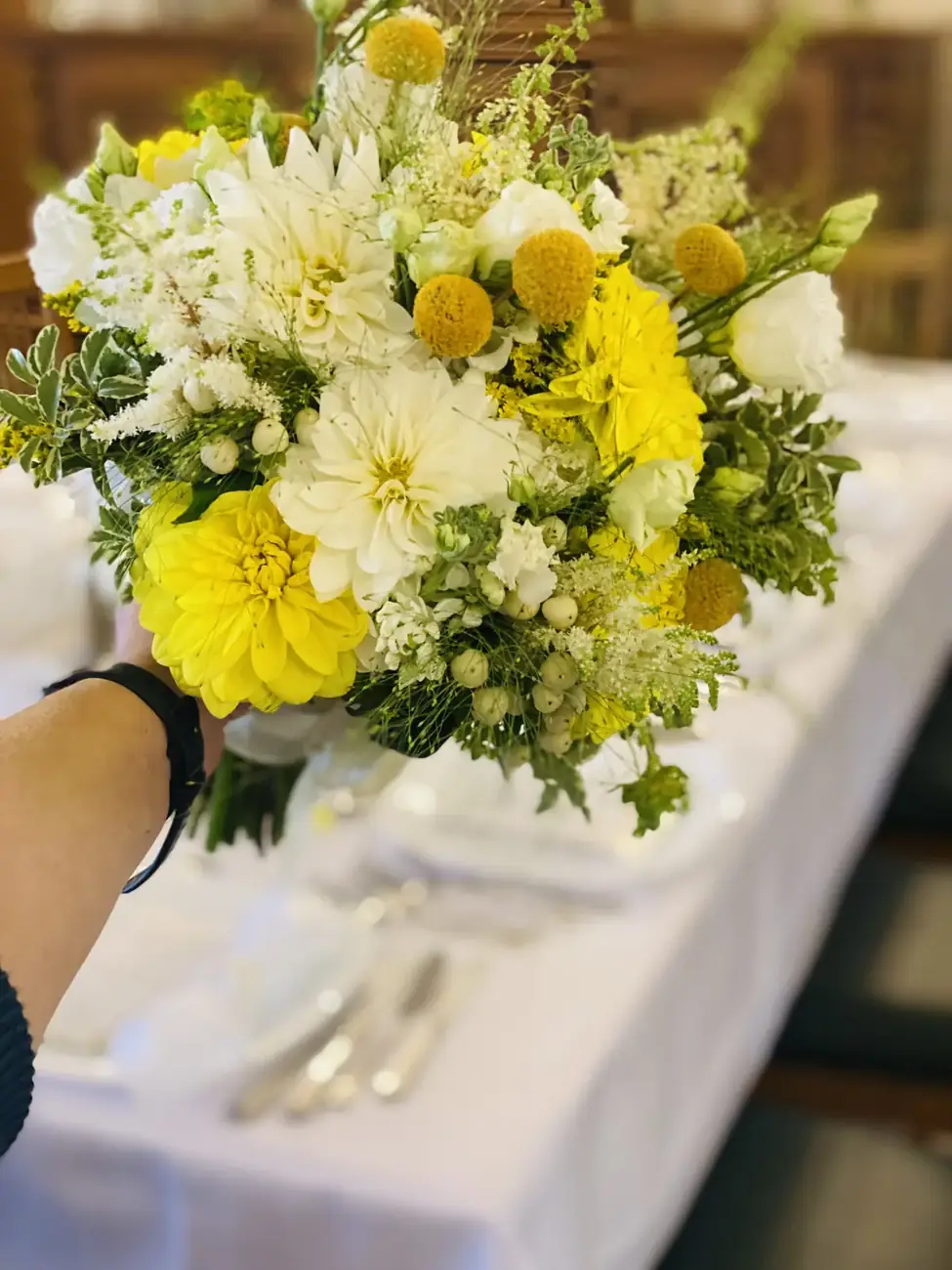 Buchet de flori albe și galbene