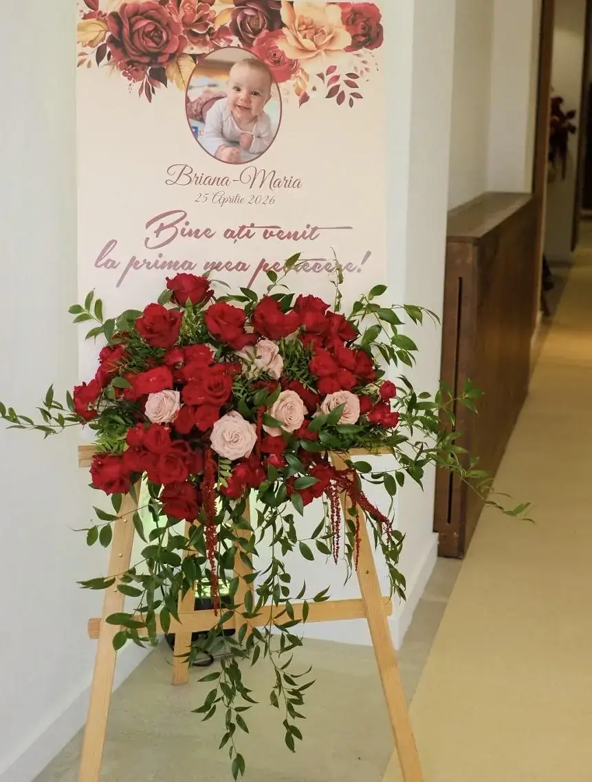 Panoul de bun venit al Brianei Maria, cu trandafiri