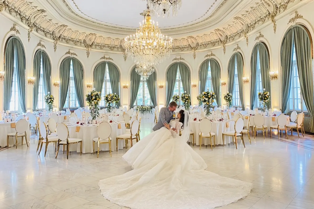Mirii în sala ovală a Cazinoului din Sinaia, sub candelabrul de cristal