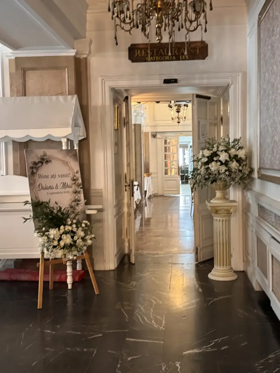 Intrarea în salon, cu panoul de bun venit