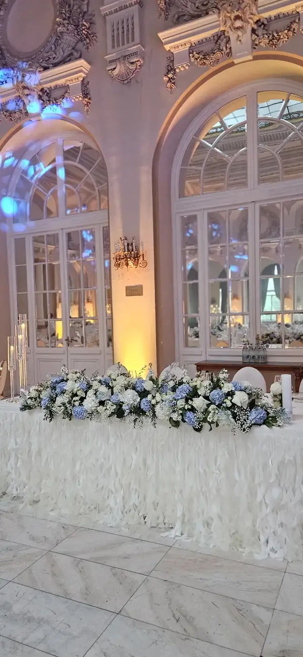 Masa mirilor, cu flori albe și bleu