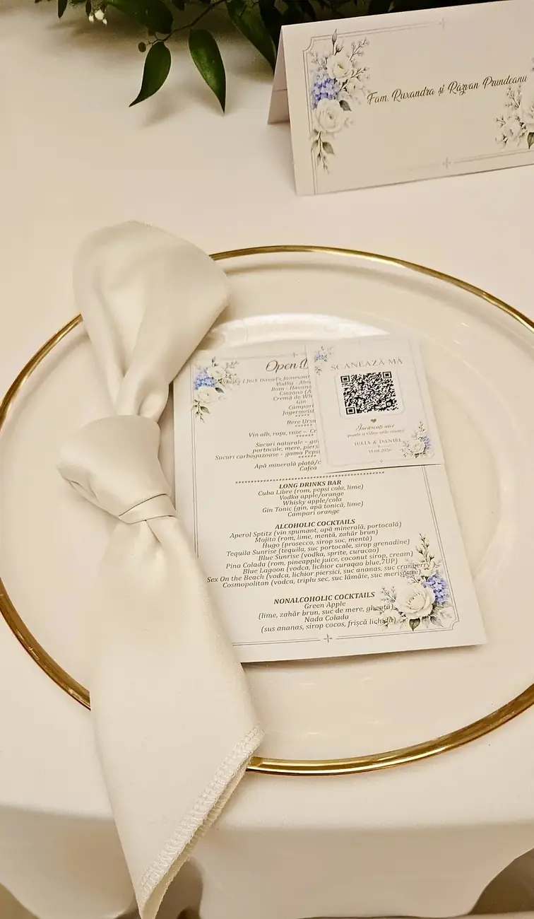 Farfuria cu șervet înnodat și meniul nunții