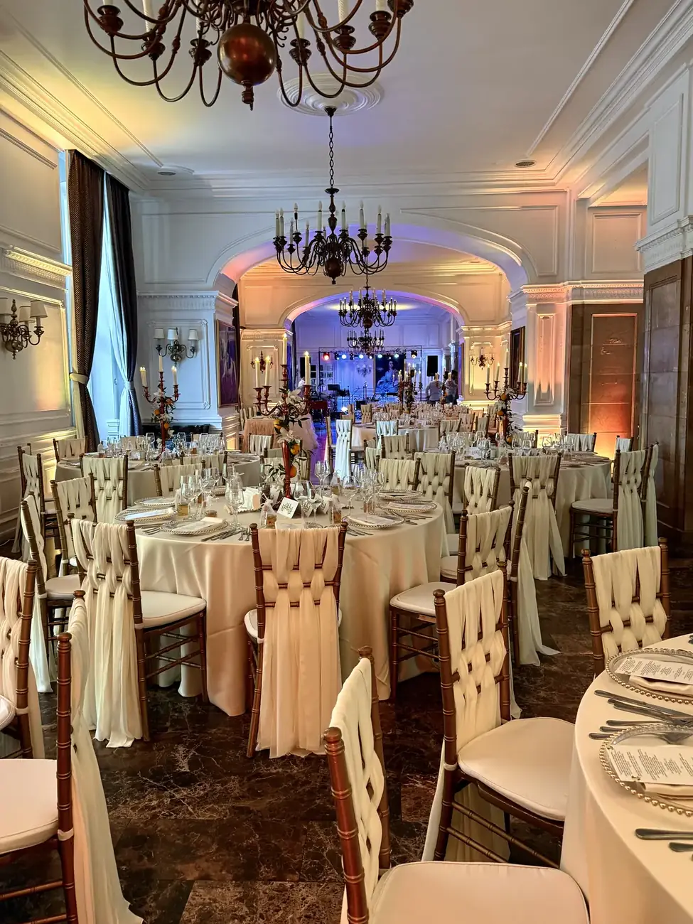 Salonul Restaurantului Palace aranjat pentru nuntă