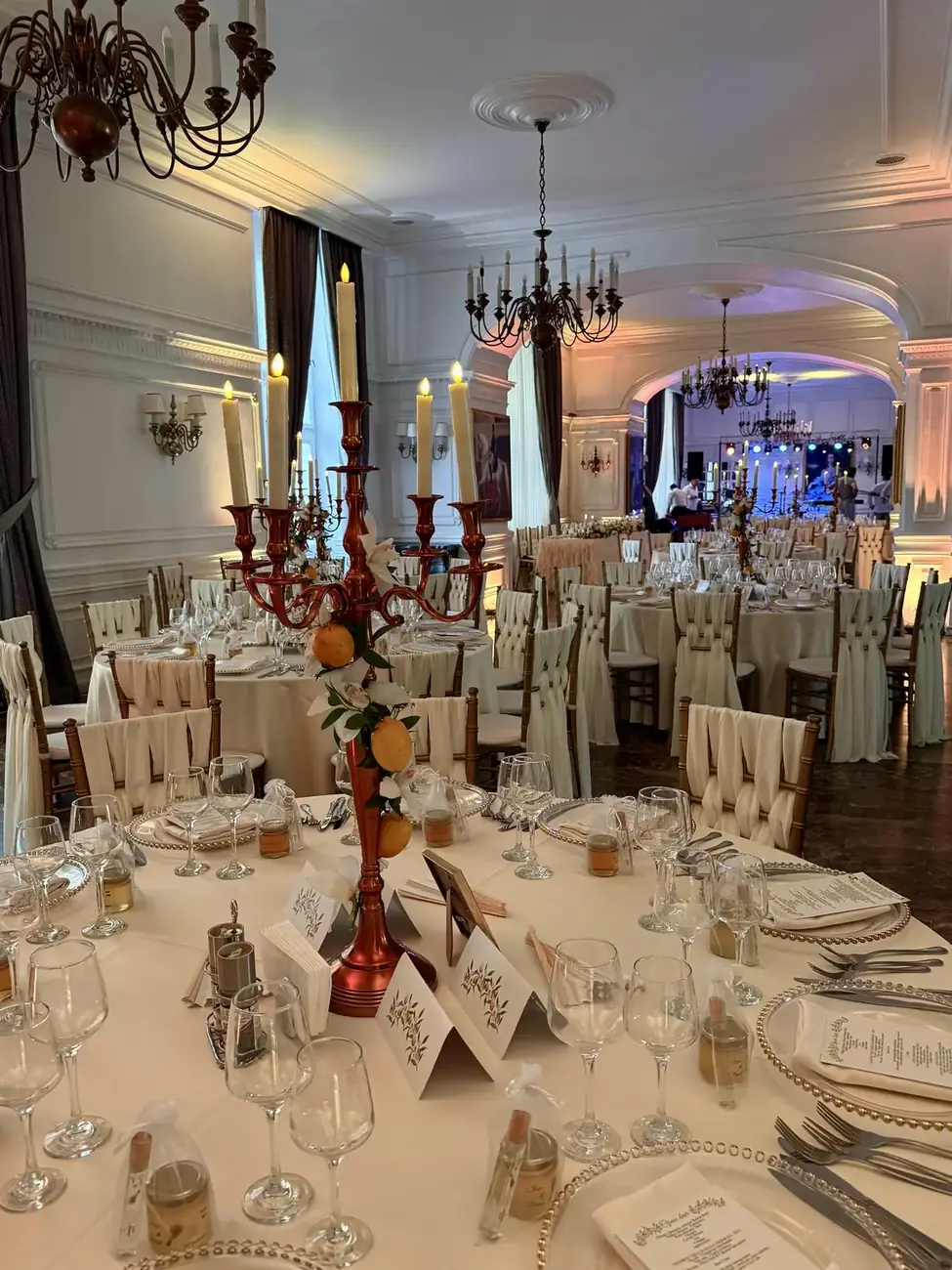 Candelabru cu portocale pe masa invitaților