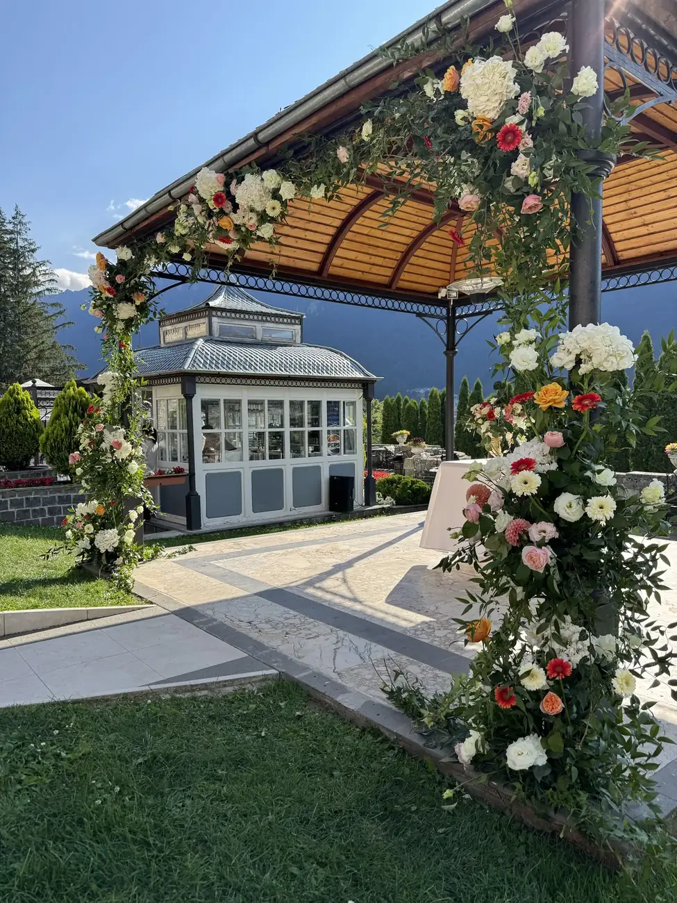Arcada florală din grădina castelului