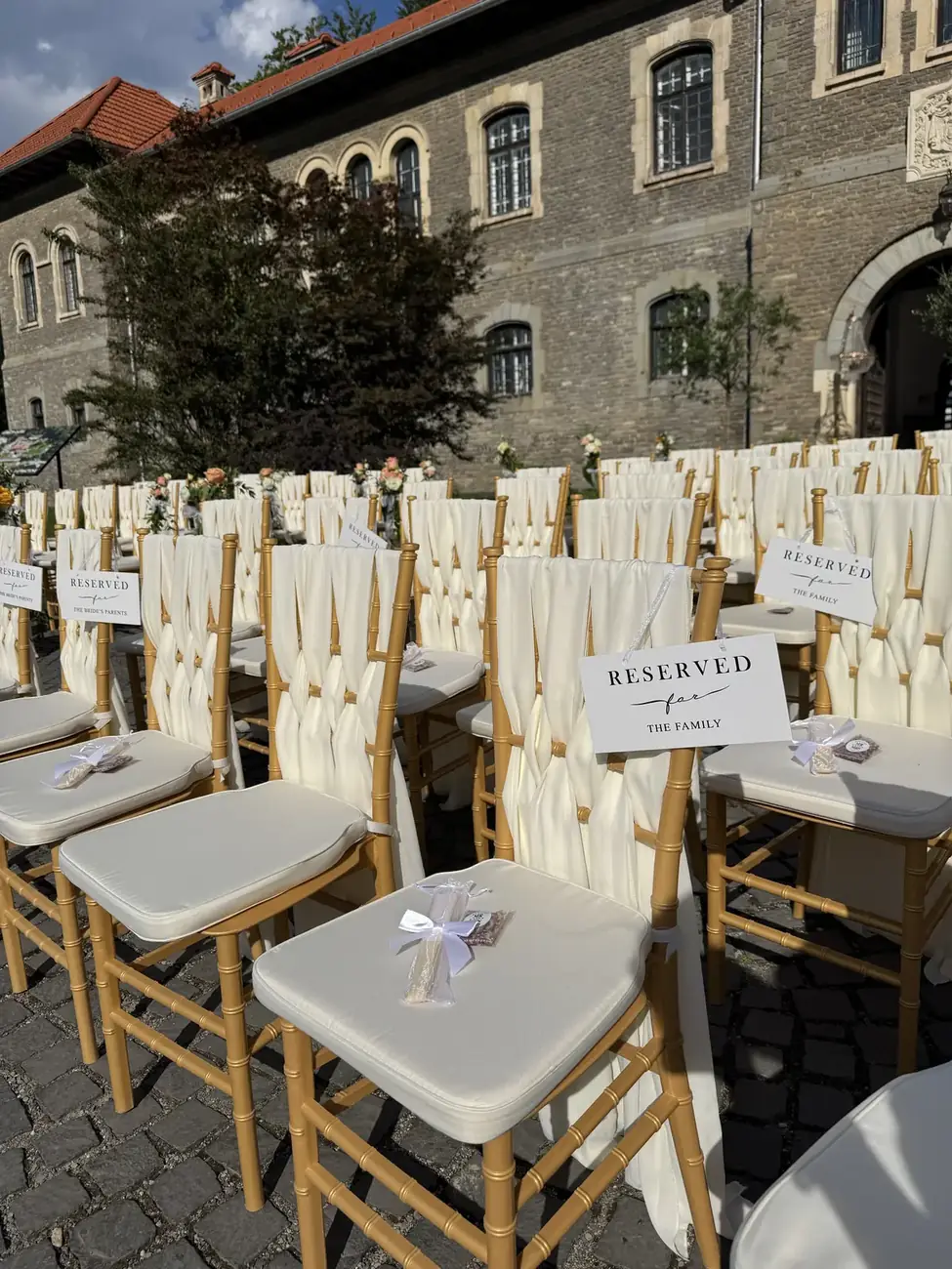 Scaunele pentru ceremonie în fața castelului