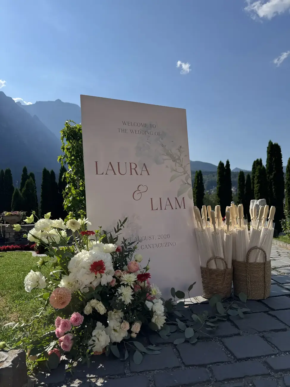 Panoul de bun venit, cu Bucegii în fundal