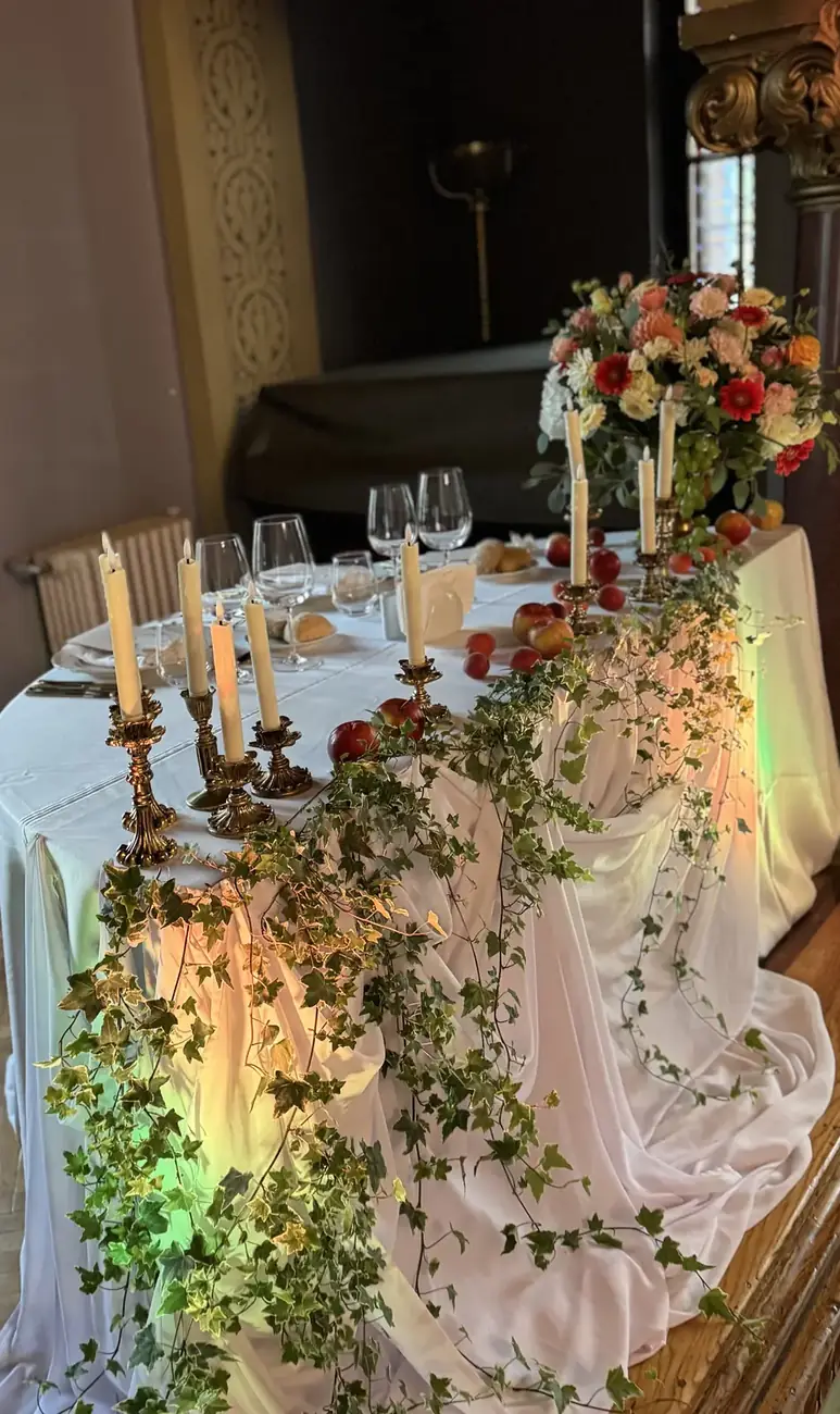 Masa mirilor cu iederă și lumânări