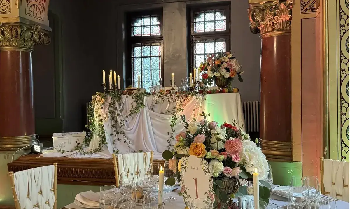 Masa mirilor cu iederă și lumânări, sub arcadele Castelului Cantacuzino