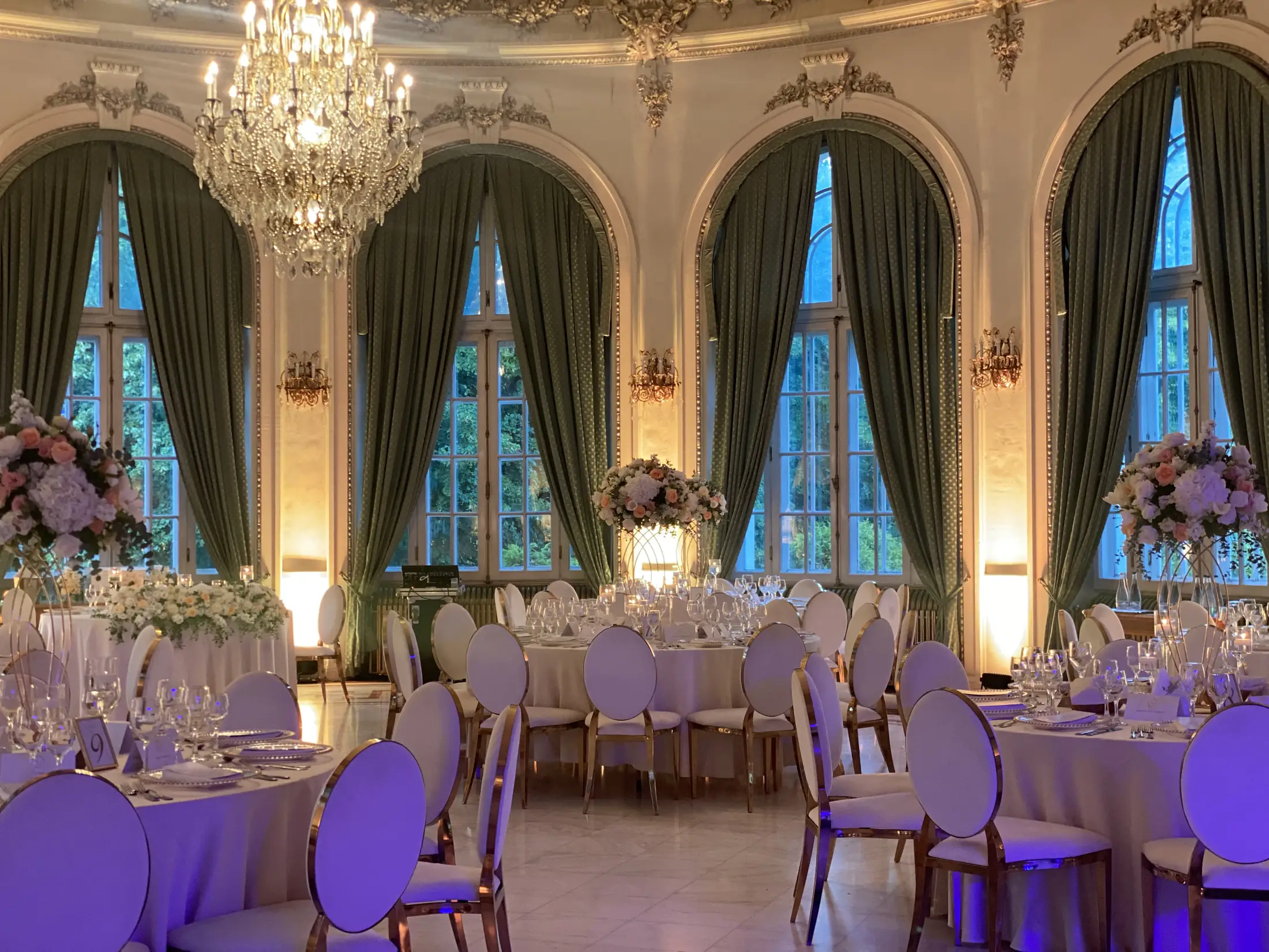 Sala Cazinoului din Sinaia, cu mesele aranjate în flori roz pudrat