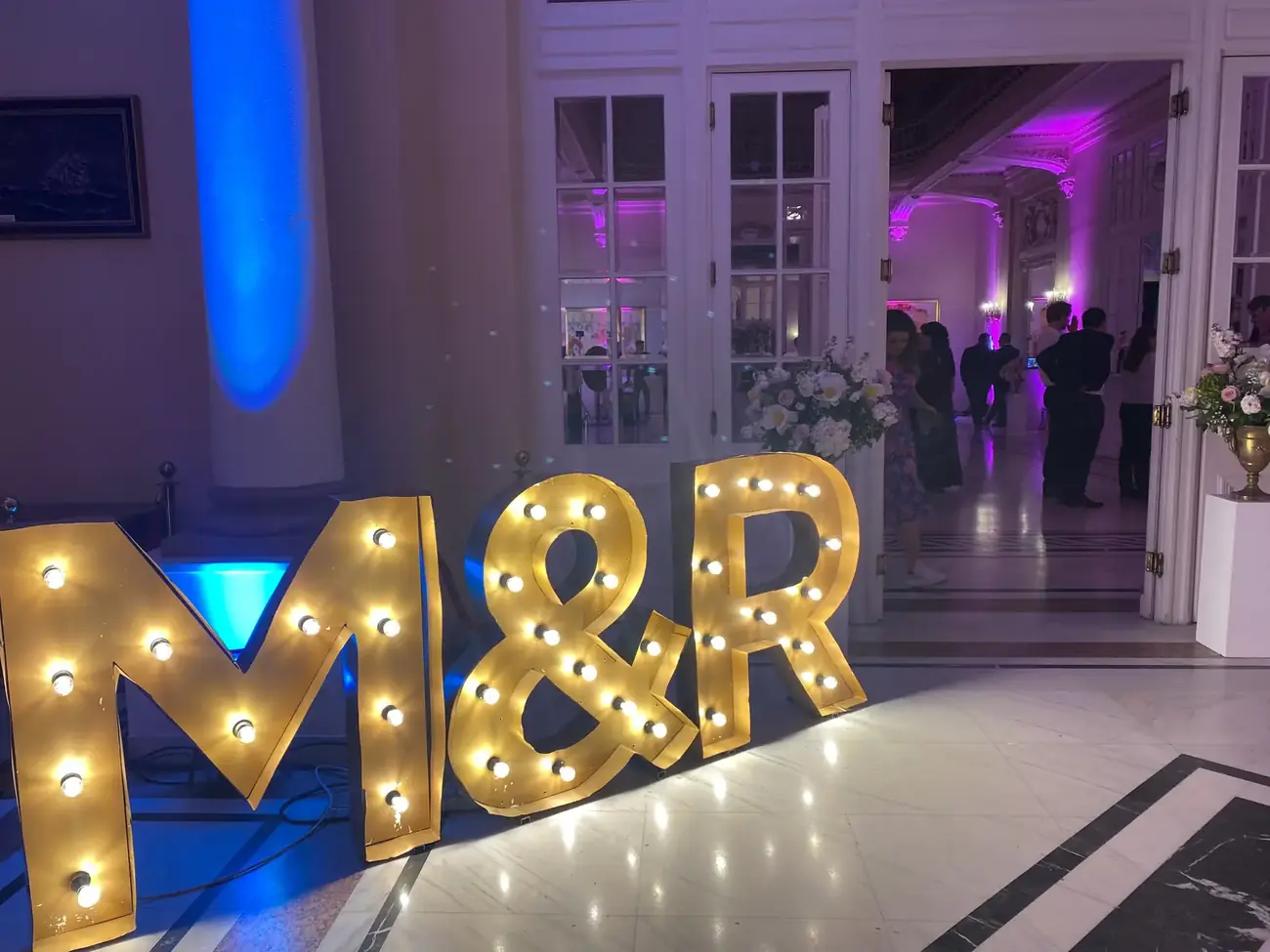 Inițialele mirilor luminate, la intrarea în sală