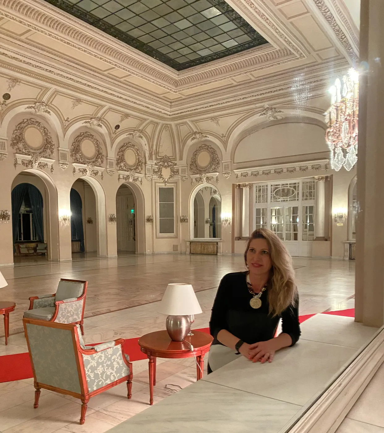Alice Bucura într-una dintre sălile Cazinoului din Sinaia
