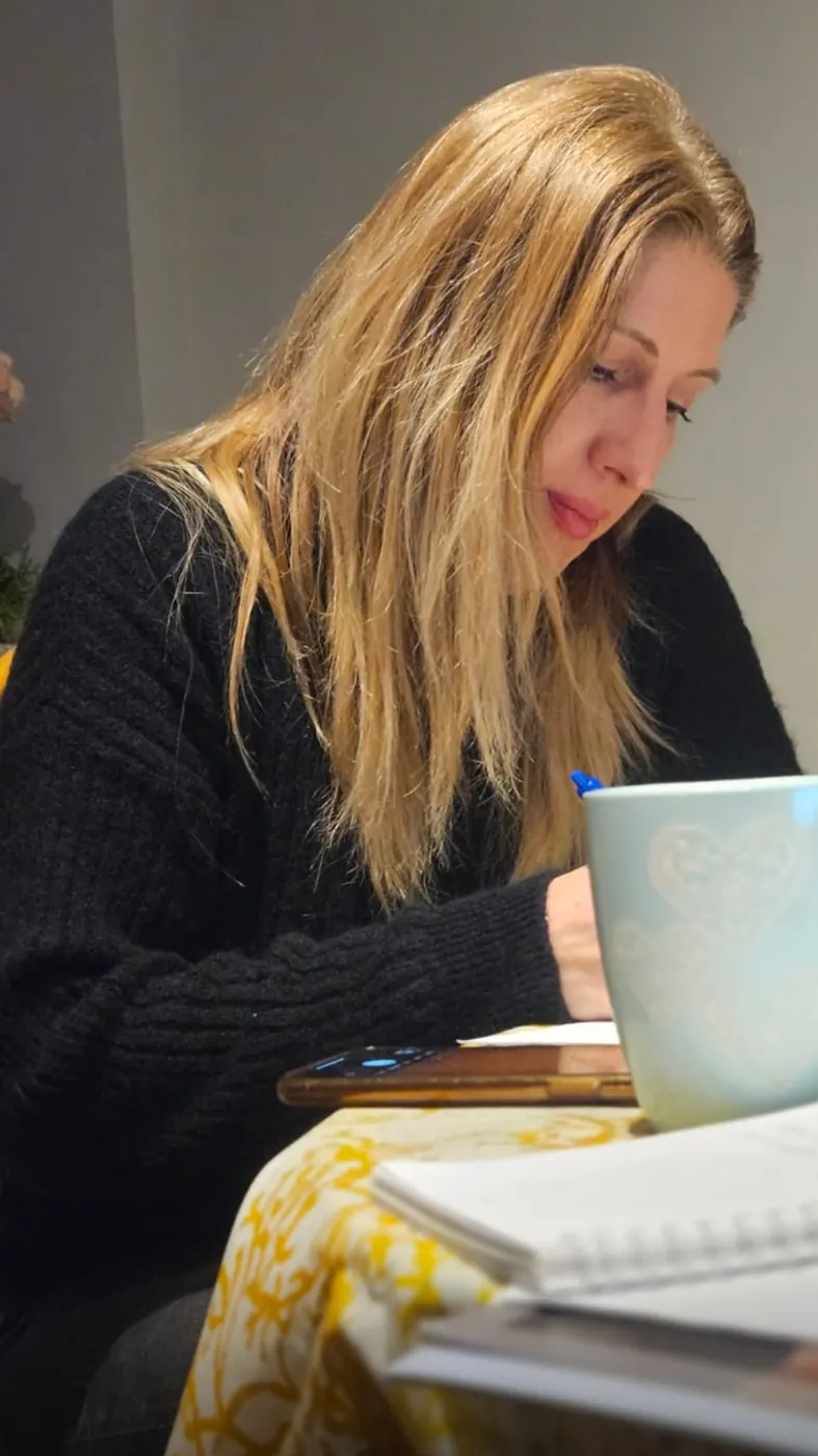 Alice Bucura lucrând la planificarea unei nunți